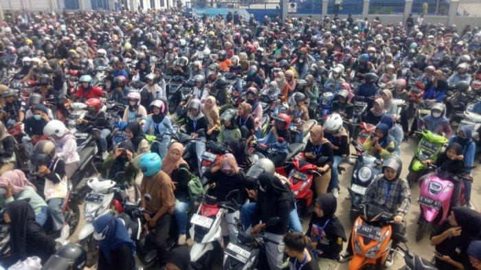 Ribuan buruh saat turun ke Jalan Cirebon Bandung, Kecamatan Jatiwangi, Kabupaten Majalengka, Rabu (29/11/2023).