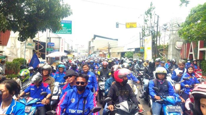 Ribuan buruh saat melintasi ruas Jalan Padasuka Kota Cimahi, Kamis (30/11/2023), siang.