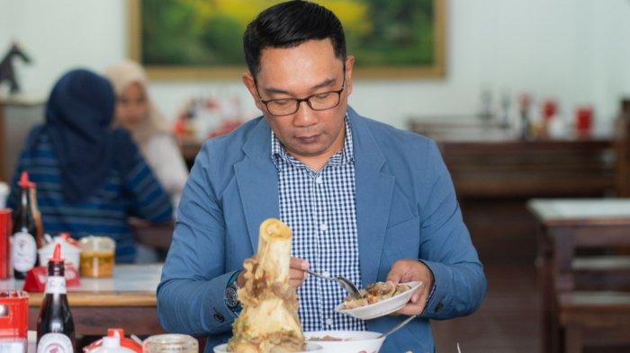 Ridwan Kamil saat menyantap Bakso Tjap Haji