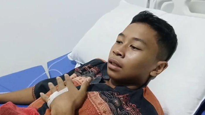 Rizky Maulana (15) salah satu korban keracunan massal diduga setelah menyantap makanan nasi boks dari kegiatan Jumat Berkah di Kecamatan Kiarapedes, Kabupaten Purwakarta, Jumat (17/11/2023).