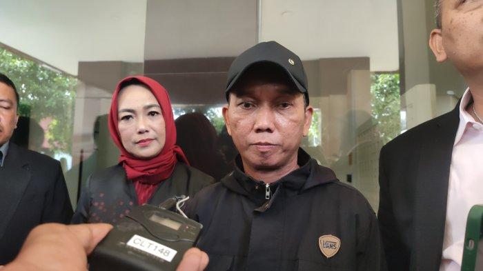 Rudi Irawan (tengah) ayah kandung Pegi Setiawan alias Perong saat diwawancarai di Mapolda Jabar.