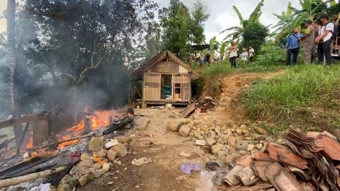Rumah di Kelurahan Cibadak dibakar warga, diduga dijadikan tempat prostitusi.
