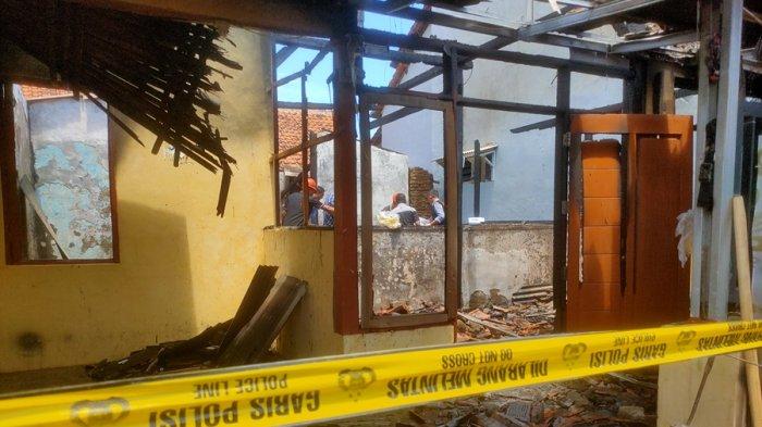 Sebuah rumah di Desa Gombang, Kecamatan Plumbon, Kabupaten Cirebon, hangus terbakar, Selasa (5/11/2024) siang.