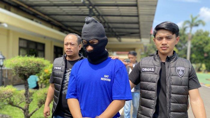 MALING DITANGKAP - Polisi saat menghadirkan S (27) maling yang bikin marah warga Desa Amis, Kecamatan Cikedung, Indramayu saat konferensi pers di Mapolres Indramayu, Jumat (11/4/2025)