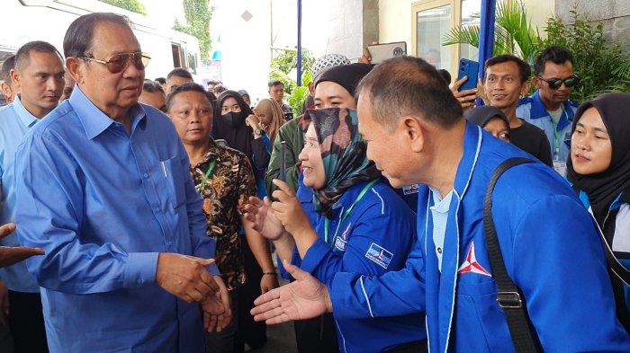 Ketua MTP Partai Demokrat, Susilo Bambang Yudhoyono (kiri) disambut kader saat tiba di Islamic Center Kabupaten Majalengka, Jalan Siti Armilah, Kecamatan/Kabupaten Majalengka, Sabtu (13/1/2024).