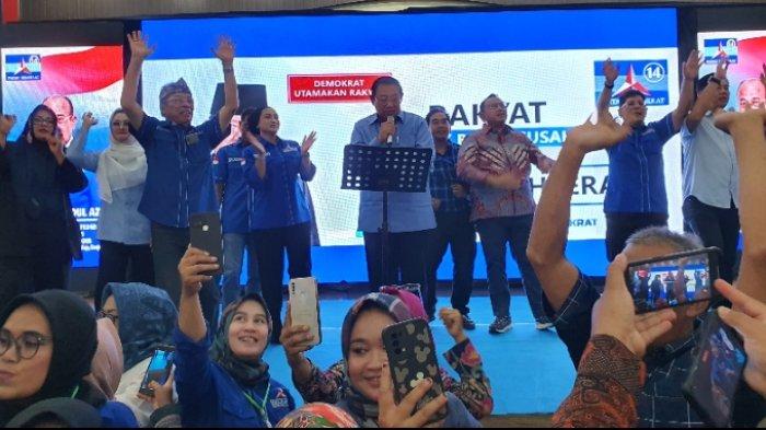 Ketua MTP Demokrat, Susilo Bambang Yudhoyono, saat menyanyikan lagu Kamu Gak Sendirian yang dipopulerkan Tipe - X di Islamic Center Kabupaten Majalengka, Jalan Siti Armilah, Kecamatan/Kabupaten Majalengka, Sabtu (13/1/2024).