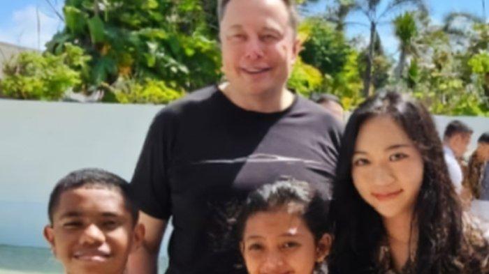 Siswi SDN 1 Pesanggaran Felicia (tengah) bersama pelajar asal Papua Jose Nerotou (kiri) bertemu dengan Elon Musk pada ajang World Water Forum ke-10 di Bali, Minggu (19/5/2024).