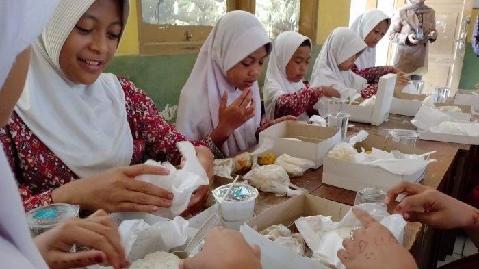 SDN Talaga, Desa Cisondari, Kecamatan Pasirjambu, Kabupaten Bandung menjadi salah satu sekolah yang berkesempatan uji coba makan bergizi gratis, Jumat (25/10/2024).