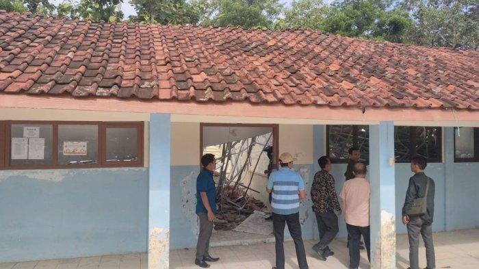Dua ruang kelas di SMPN 2 Greged, Kecamatan Greged, Kabupaten Cirebon ambruk saat kegiatan belajar mengajar berlangsung, Jumat (12/1/2024) sekira pukul 09.00 WIB, sejumlah siswa terluka.