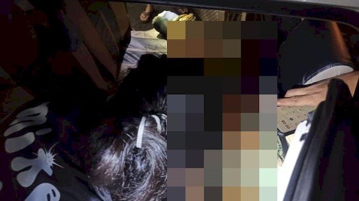 Saat tim Inafis Polres Sukabumi memeriksa kondisi mayat dan mobil di Cireunghas, Kecamatan Cireunghas, Kabupaten Sukabumi, Selasa (07/11/2023) malam.