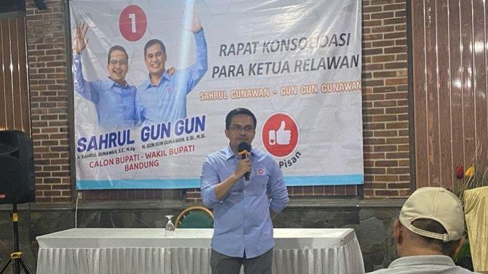 Sahrul Gunawan saat berpidato dalam acara Rapat Konsolidasi Para Ketua Relawan di Roemah Sadoe di Jalan Raya Sadu, Ciwidey, Kabupaten Bandung, Kamis (10/10/2024) malam.