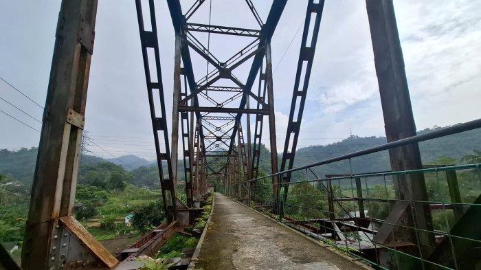 Salah satu jalur rel kereta api Bandung - Ciwidey yang sudah beralih menjadi jembatan warga di Desa Sadu, Kecamatan Soreang, Kabupaten Bandung pada Senin (21/4/2025).