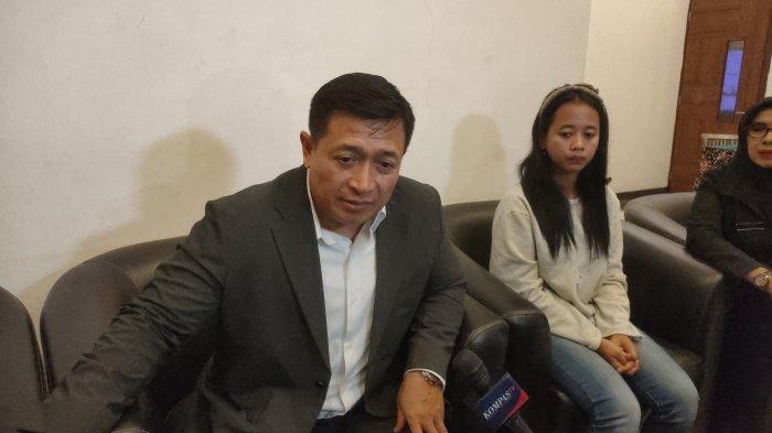 Salah satu kuasa hukum Mega dan Widi, Muchtar Effendy bersama Widi