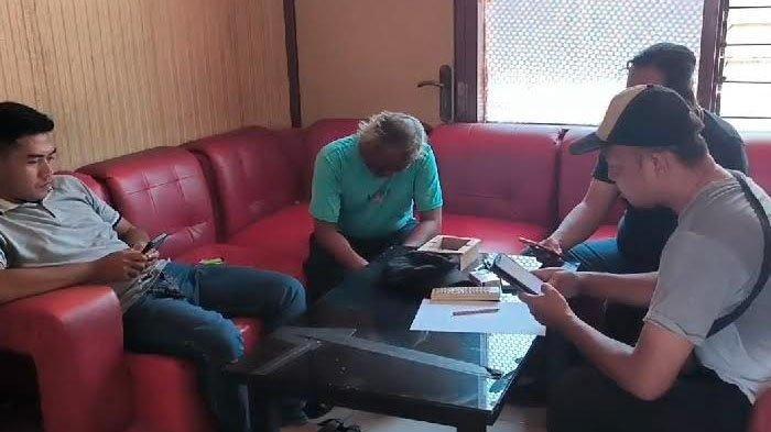 Salah satu pelaku duet carok yang viral, Imron (dua dari kiri), tertunduk lesu di Mapolsek Kebomas, Gresik, Rabu (30/10/2024).
