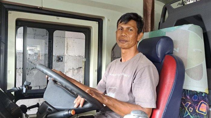 Satir (40) sopir Bus Borlindo rute Palu-Makassar yang viral karena ajak semua penumpangnya makan di rumahnya di wilayah Polman, Sulbar, saat berada di Perwakilan Borlindo Jl Lingkar Barat, Tallasa City Makassar, Sulsel, Senin (15/4/2024).