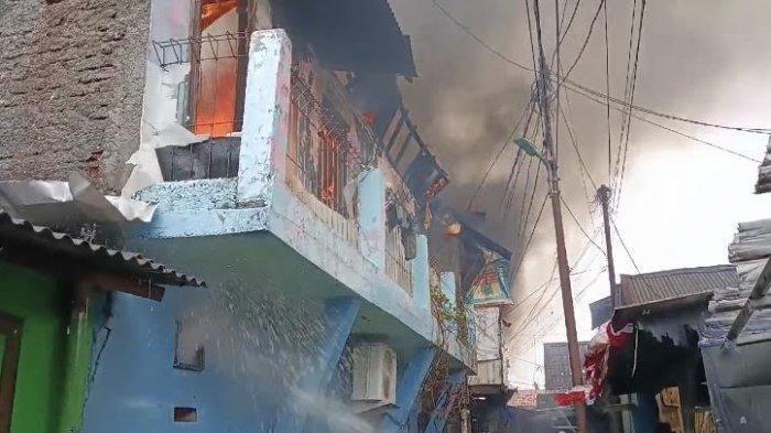 Sebanyak 10 rumah yang berada di Jalan Bumiputra Putra Ujung RT 5 RW 18, Kelurahan Cipinang, Kecamatan Pulogadung, Jakarta Timur, Jumat (20/9/2024) terbakar. Tiga balita tewas dalam peristiwa kebakaran tersebut.
