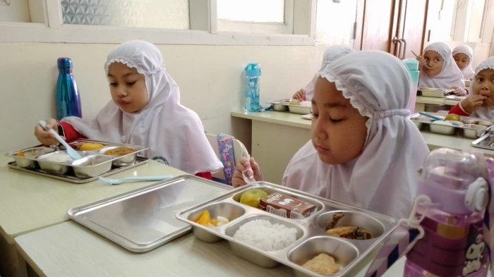 Sebanyak 10.200 peserta didik di Kabupaten Bandung akhirnya menerima manfaat program Makan Bergizi Gratis (MBG) untuk pertama kalinya pada Senin (13/1/2024).
