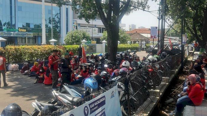 Sejumlah buruh dari berbagai organisasi buruh, seperti serikat pekerja nasional (SPN) dan kongres aliansi serikat buruh Indonesia (Kasbi) di wilayah Bandung Raya mendatangi kantor Dinas Tenaga Kerja dan Transmigrasi Jawa Barat, Kamis (14/12/2023).