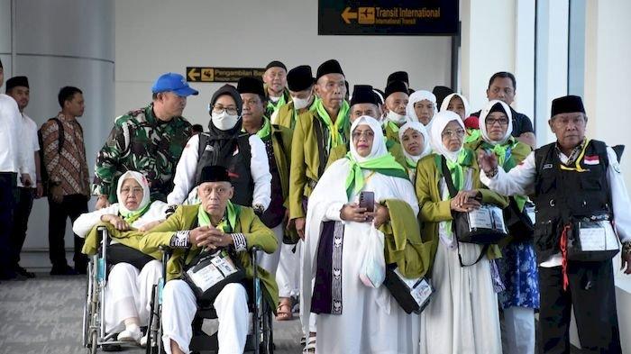 Sejumlah jemaah haji saat hendak terbang ke Arab Saudi di BIJB Kertajati, Kecamatan Kertajati, Kabupaten Majalengka, Minggu (12/5/2024). Foto ISTIMEWA DOK. DISKOMINFO KABUPATEN MAJALENGKA