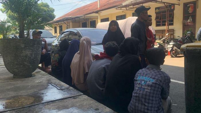Sejumlah keluarga siswa SMP yang menjadi korban kekerasan seniornya memenuhi panggilan Mapolres Cianjur, Jumat (21/7/2023).