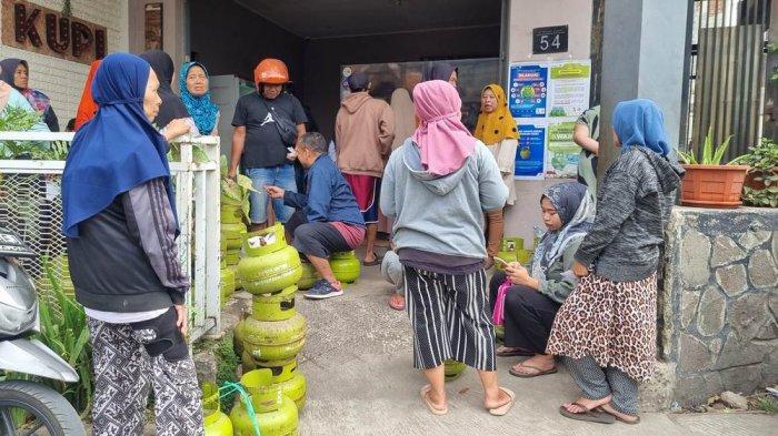 ANTRE GAS MELON - Sejumlah warga mengantre untuk bisa beli LPG 3 kilogram di Jalan Terusan Suryani, Kecamatan Bandung Kulon, Senin (3/2/2025).