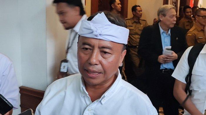 SPMB 2025 LANCAR - Sekretaris Daerah (Sekda) Provinsi Jabar, Herman Suryatman saat diwawancarai di Gedung Sate, Kota Bandung, Senin (16/6/2025) malam. Herman mengklaim pelaksanaan SPMB 2025 berjalan lancar.