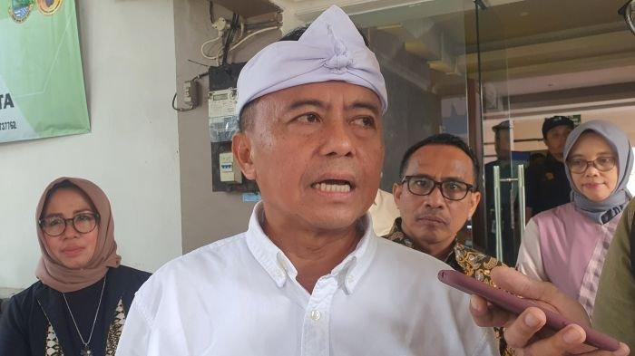 DIWAWANCARAI - Sekda Jawa Barat, Herman Suryatman, saat diwawancarai usai berkunjung di SMAN 1 Bandung, Jalan Ir H Djuanda, Kota Bandung, Jumat (13/6/2025).