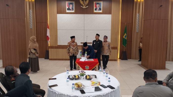 SERTIJAB BUPATI TASIKMALAYA - Sekda Mohamad Zen ketika memberikan dokumen Bupati Periode 2018-2021 dan periode 2021-2025 saat sertijab ke Bupati Tasikmalaya Cecep Nurul Yakin didampingi Wakil Bupati Asep Sopari Al-Ayubi di gedung OP Room lantai 3 Setda Kabupaten Tasikmalaya, Rabu (5/6/2025). Foto Jaenal Abidin/TribunPriangan.com,