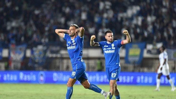 Pemain Persib Bandung Tyronne del Pino dan Marc Klok berselebrasi setelah mencetak gol pada kompetisi Liga 1 musim 2024/2025