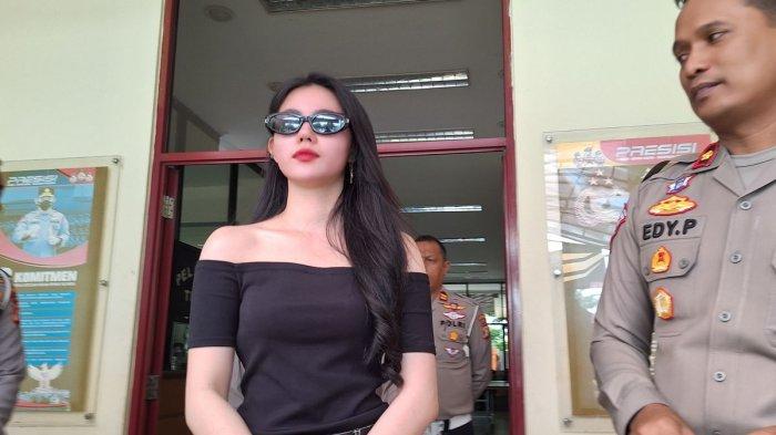 Selebgram Zoe Levana yang terjebak di jalur Transjakarta melakukan klarifikasi di Kantor Samsat Jakarta Utara, Rabu (22/5/2024).
