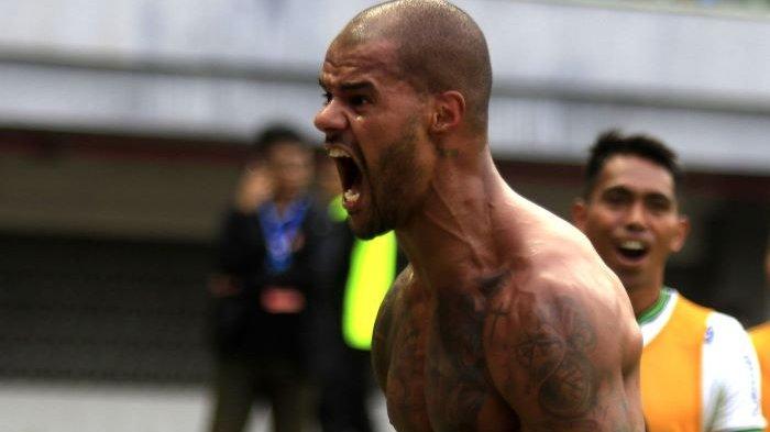 Pemain Persib Bandung David da Silva meluapkan ekspresinya setelah mencetak gol ke gawang Persija Jakarta yang dijaga Andritany Ardhiyasa saat pertandingan Liga 1 2023/2024 di Stadion Patriot, Bekasi, Sabtu (2/9/2023). Pertandingan berakhir dengan skor 1-1.