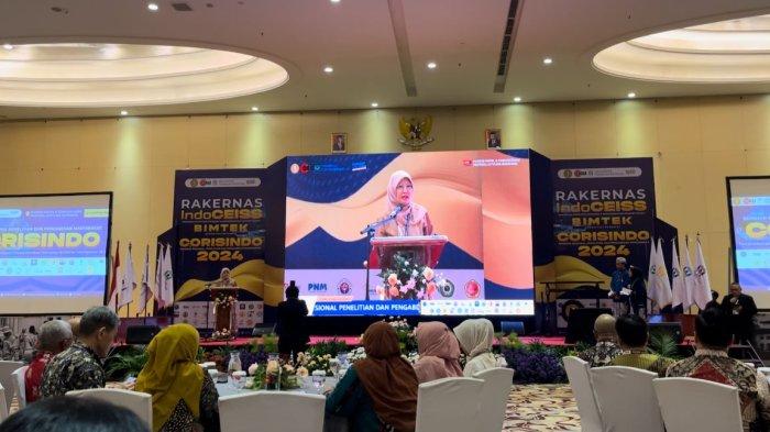 Ketua Umum IndoCEISS: Prof. Dra. Sri Hartati, M.Sc., Ph.D saat memberikan sambutan dalam acara Seminar Nasional Corisindo dan rapat kerja nasional (rakernas) Indonesian Computer, Electronics, and Instrumentation Support Society-Cooperation Research Inter University (IndoCEISS-CORIS), di Harris Hotel & Conventions Festival Citylink, Kota Bandung, Sabtu (31/8/2024).