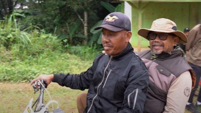 Galih Donikara, manager EAST, yang juga pendaki senior, tersenyum saat tiba di MI Cangkuang, Rongga, KBB