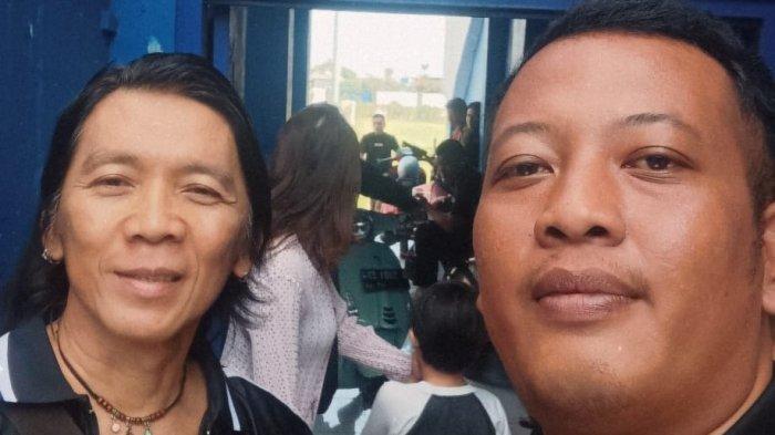 Seorang bobotoh berfoto bersama Bimbim Slank di Lapang Sidolig, Kamis (1/8/2024).