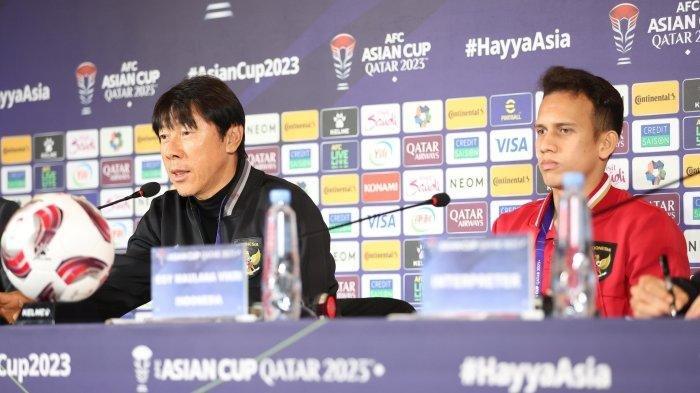 Pelatih Timnas Indonesia, Shin Tae-yong bersama dengan pemainnya, Egy Maulana Vikri dalam sesi pre match conference kontra Jepang, di Doha, Qatar, Selasa (23/1/2024).