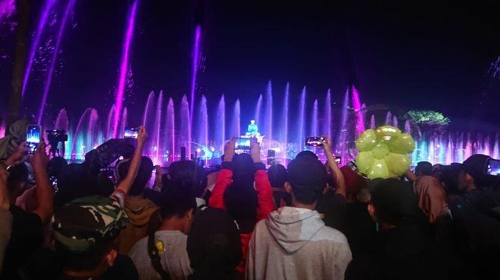 Masyarakat memadati kawasan Situ Buleud di Purwakarta untuk saksikan pertunjukan Air Mancur Sri Baduga pada Sabtu (5/8/2023) malam.