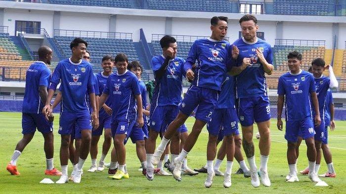 BERLATIH DI GBLA - Skuad Persib Bandung menjalani latihan (official training) di Stadion Gelora Bandung Lautan Api (GBLA), Kota Bandung, Jawa Barat, Kamis (17/4/2025). Latihan yang berlangsung lebih kurang satu jam tersebut dipimpin langsung pelatih Bojan Hodak. Latihan ini bagian dari persiapan Beckham Putra dan kawan-kawan menghadapi laga kandang melawan Bali United dalam lanjutan Liga 1 2024-2025, di Stadion GBLA, pada Jumat, 17 April 2025, pukul 19.00 WIB. (TRIBUN JABAR/GANI KURNIAWAN)