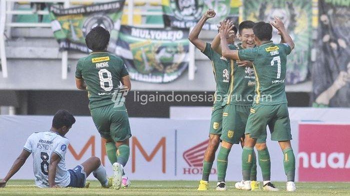 Song Ui-young (7) turut merayakan gol Sho Yamamoto saat Persebaya Surabaya berhadapan dengan Persita Tangerang. Gol Song jadi penentu kemenangan Persebaya atas PSM Makassar, Jumat (18/8/2023) sore. Persebaya akan menjamu Persib, Sabtu (7/10/2023).
