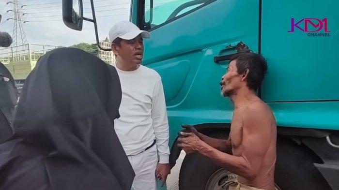Sopir truk Pujiono saat bertemu dengan anggota DPR RI, Dedi Mulyadi.