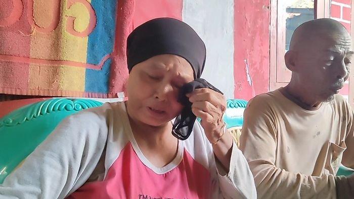 Sopiyah (56) saat menangis membayangkan anaknya yang ternyata masih hidup, di kediamannya di Desa Pranggong, Kecamatan Arahan, Kabupaten Indramayu, Senin (5/2/2024). Anaknya di Suriah 19 tahun dan dianggap sudah meninggal.
