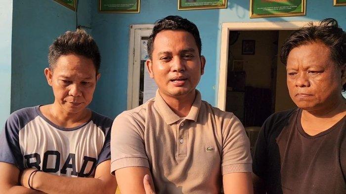 Sosok Epriyanto (tengah), ketua RW 10 Semper Barat yang viral usai mengusir penagih utang dari wilayahnya.