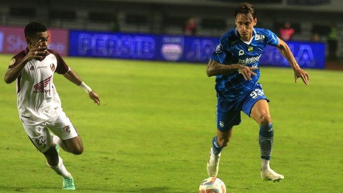 Stefano Beltrame (kanan) saat menjalani debut bersama Persib Bandung melawan PSM Makassar di pekan ke-21 Liga 1 2023-2024 di Stadion Gelora Bandung Lautan Api, Kota Bandung, Senin (4/12/2023) malam.