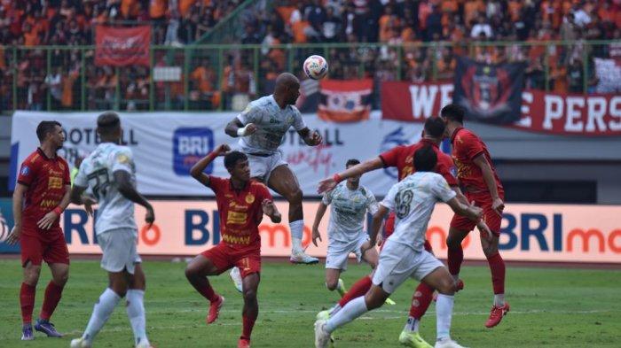 GOL PENGHAPUS KEKALAHAN - Striker Persib, David da Silva mencoba menanduk bola di depan gawang Persija Jakarta pada pertandingan pekan ke-23 Liga 1 2024/2025 di Stadion Patriot Candrabhaga, Kota Bekasi, Minggu, 16 Februari 2025.