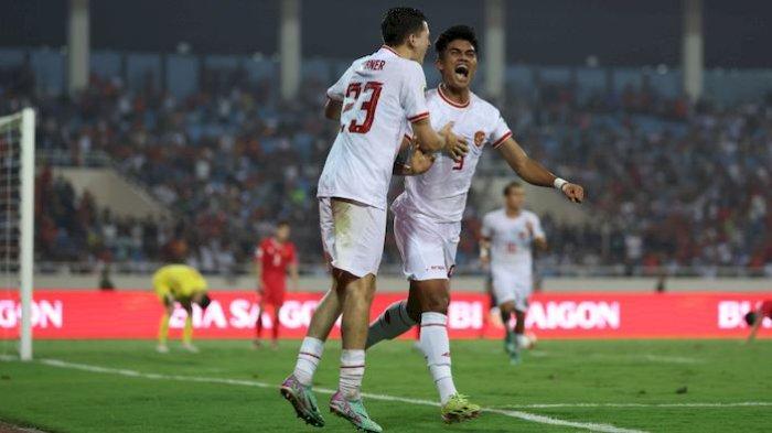 Striker Timnas Indonesia Ramadhan Sananta berselebrasi setelah mencetak gol ke gawang Vietnam di Stadion May Dinh, Selasa (26/3/2024).