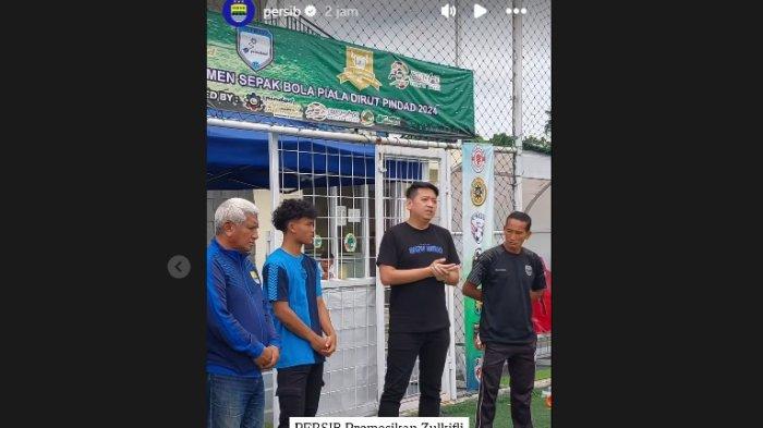 Striker baru Persib Bandung Zulkifli Lukmansyah (kedua dari kiri) berpamitan kepada rekan-rekannya di Diklat Persib setelah mendapatkan promosi ke tim senior.