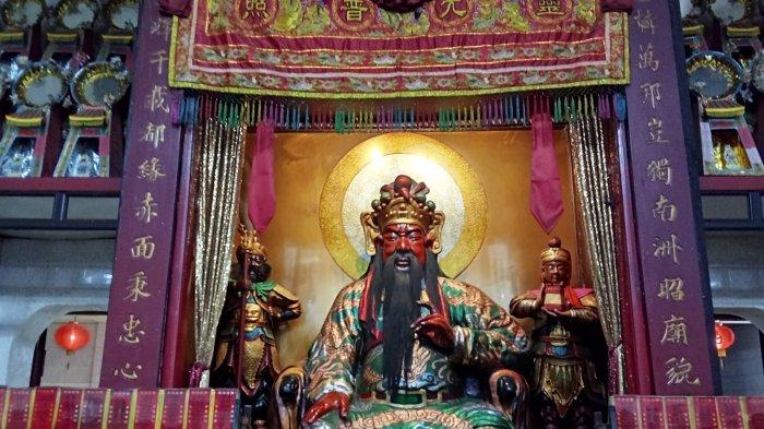 KELENTENG SAMBUT IMLEK - Suasana Kelenteng Dharma Ramsi, Selasa (28/1/2025), yang kini menjadi simbol penting bagi umat Tionghoa dan masyarakat sekitar Kota Bandung memiliki sejarah panjang yang dimulai sejak tahun 1954.