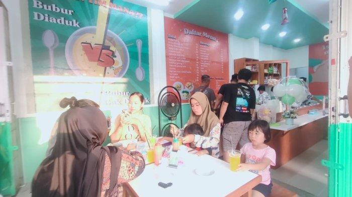 Suasana PaPaBurjo di Jalan Bulak Laut, tempat nongkrong sembari menikmati sajian kuliner di kawasan objek wisata Pantai Pangandaran, Sabtu (16/9/2023).
