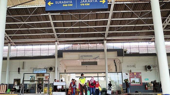 Penumpang yang hendak melakukan perjalanan kereta api di Stasiun Jatibarang, Indramayu, Senin (11/12/2023).