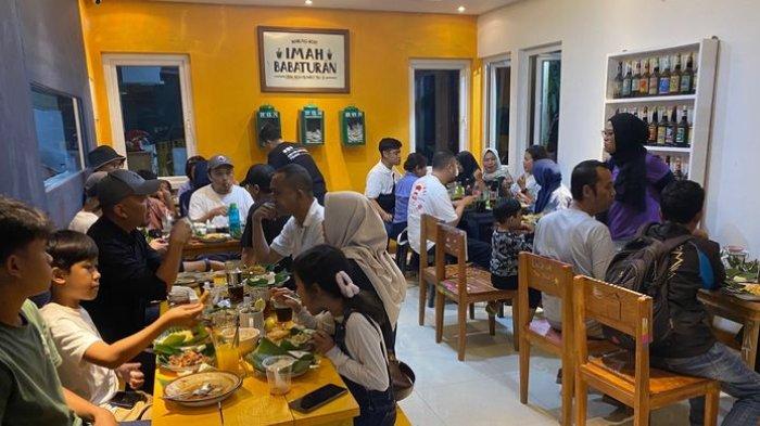 Suasana Warung Imah Babaturan di Taman Sari No 51 Bandung.