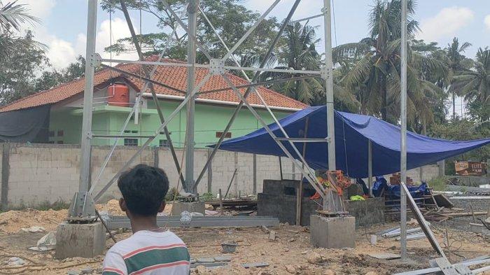 GERUDUK TOWER BTS - Suasana di sekitar Towe BTS di wilayah Desa Purbahayu Kecamatan Pangandaran, Rabu 25 Juni 2025. Warga menggeruduk tower BTS dan menolak pembangunannya.